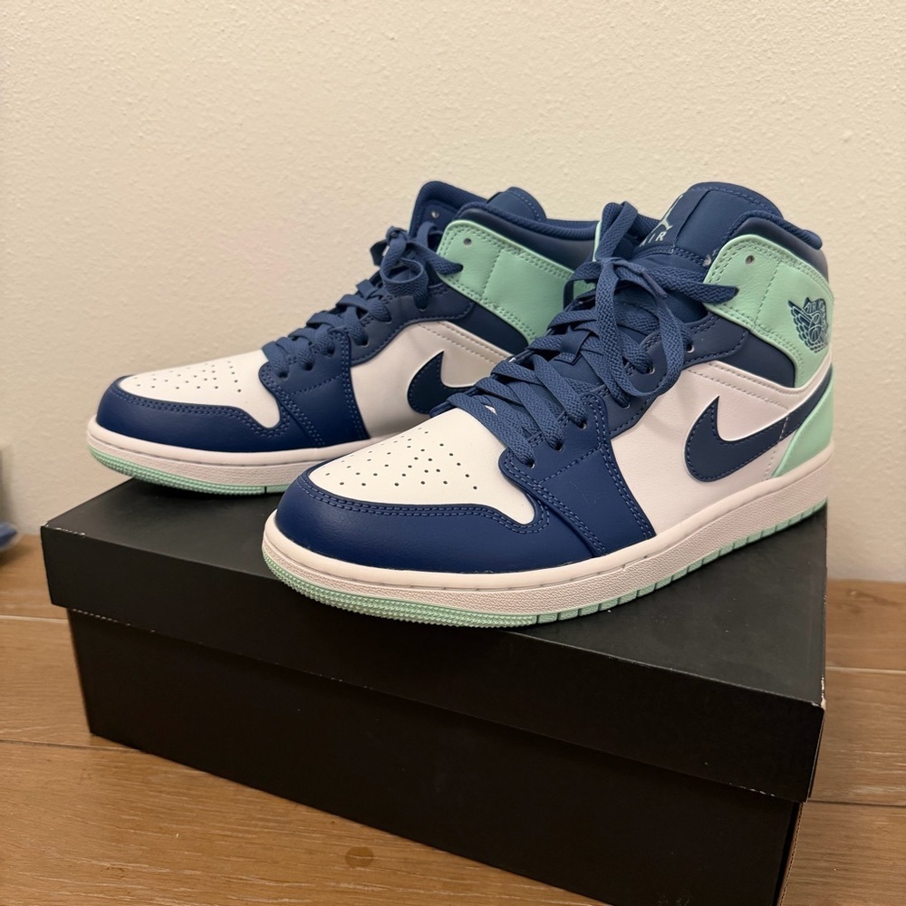 Nike Air Jordan 1 Mid Blue Mint 554724-413
10 Retro Tiffany Igloo Green Navy - Picture 2 of 6